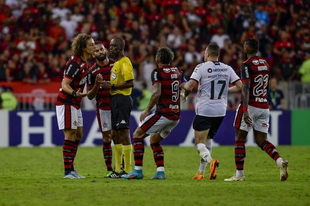 Árbitro Luiz Flávio de Oliveira expulsa David Luiz em Flamengo x Athletico-PR pela Copa do Brasil