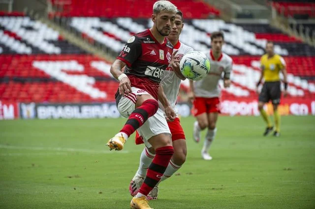 Arrascaela em ação pelo Flamengo contra o Internacional
