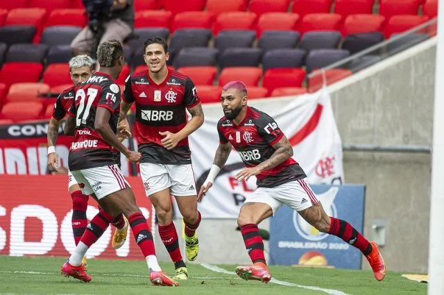 Arrascaeta, Bruno Henrique, Pedro e Gabigol comemorando gol marcado Pelo Flamengo contra o Internacional