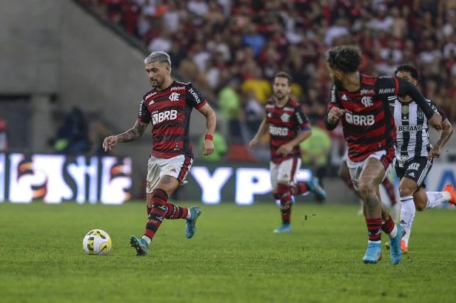 Arrascaeta, Gabigol e Everton Ribeiro em jogo do Flamengo contra o Atlético-MG
