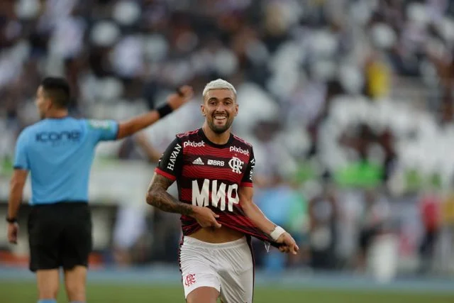 Arrascaeta comemora gol marcado pelo Flamengo contra o Vasco no Campeonato Carioca 2022