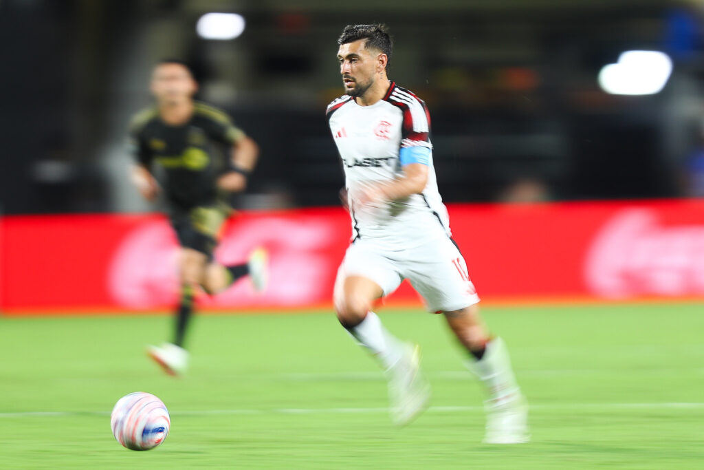 Arrascaeta contra o LA no Mundial (Foto: Gilvan De Souza// Flamengo)