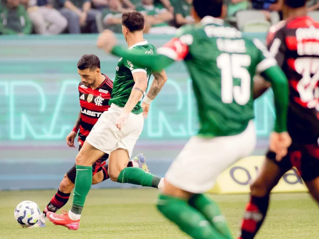 Arrascaeta durante a vitória do Flamengo sobre o Palmeiras, no Allianz Parque - Foto: Adriano Fontes/Flamengo