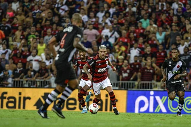Arrascaeta e Bruno Henrique em ação pelo Flamengo contra o Vasco pela semifinal do Campeonato Carioca