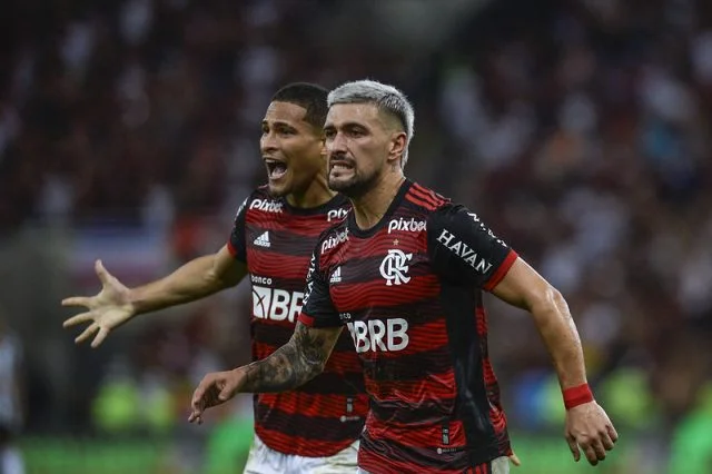 Arrascaeta e João Gomes comemoram gol marcado pelo Flamengo contra o Atlético-MG