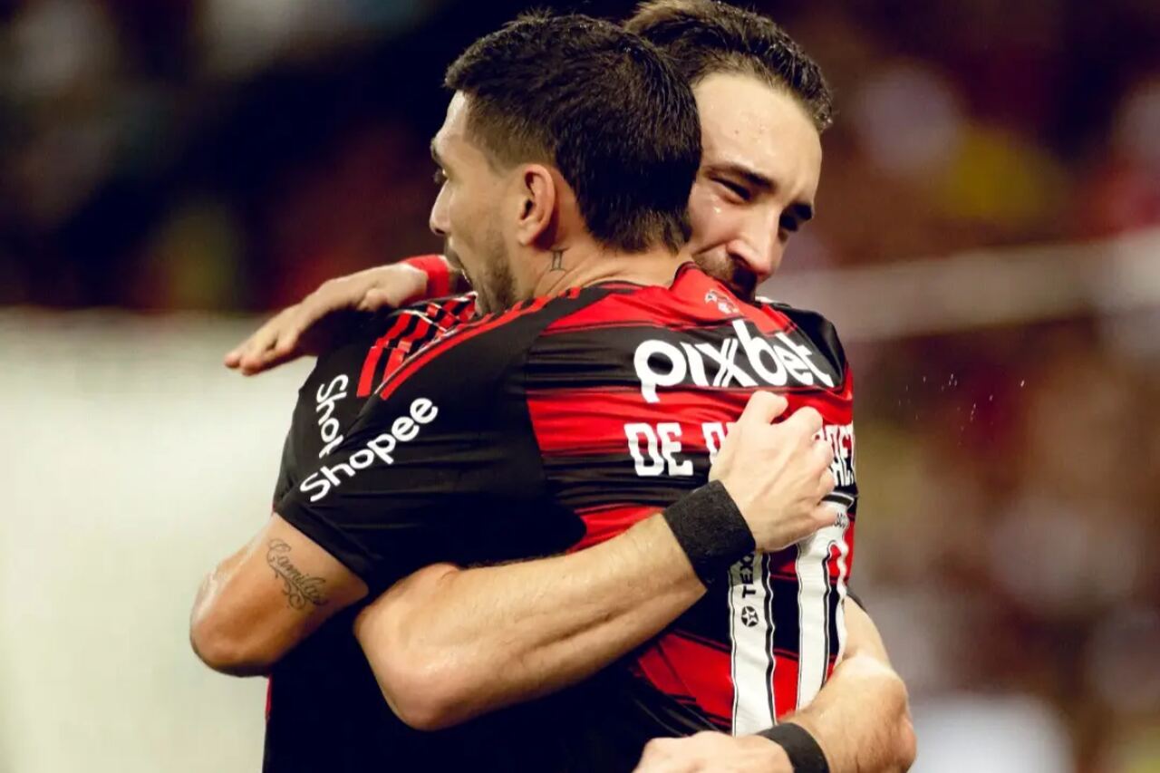 Léo Ortiz, Arrascaeta, Filipe Luís, Hugo Souza, Matheuzinho, Gustavo Gómez, Reinaldo, Andreas Pereira, Matheus Pereira, Flaco López, Vitor Roque, Kaio Jorge, Gui Negão: os vencedores do Troféu Mesa Redonda 2025 Arrascaeta e Léo Ortiz