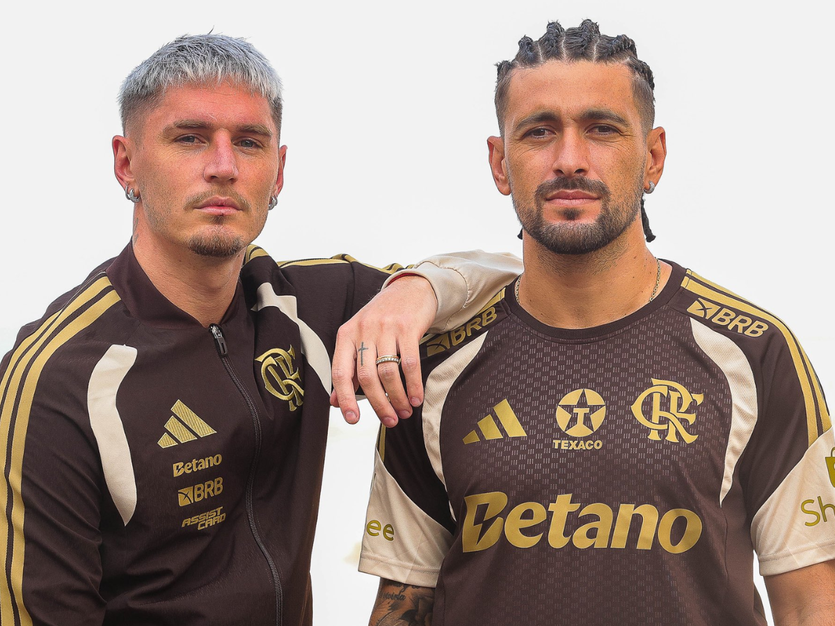 Arrascaeta e Varela com o uniforme de treino do Flamengo para 2026