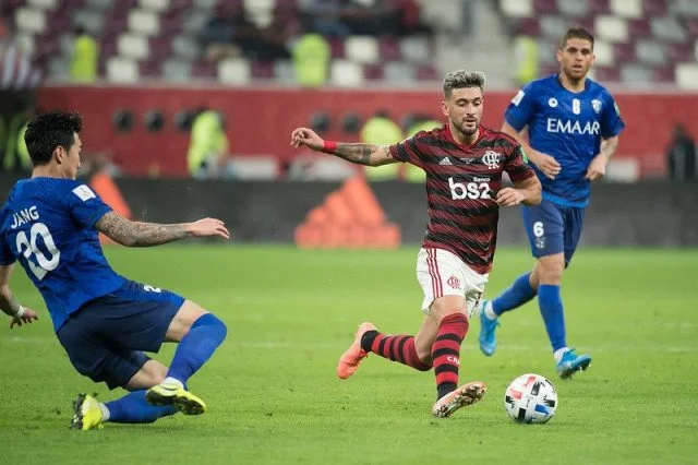 Arrascaeta em ação pelo Flamengo contra o Al-Hilal pelo Mundial de Clubes 2019