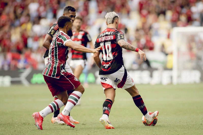 Arrascaeta em ação pelo Flamengo contra o Fluminense na final do Campeonato Carioca de 2025