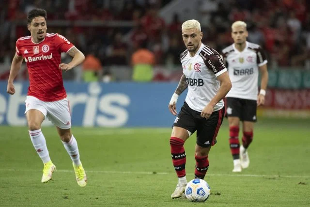 Arrascaeta em ação pelo Flamengo contra o Internacional pelo Campeonato Brasileiro 2021