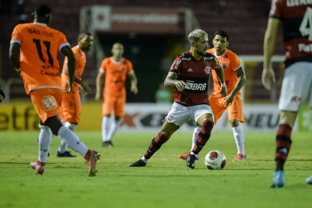Arrascaeta em ação pelo Flamengo contra o Nova Iguaçu pelo Campeonato Carioca 2022