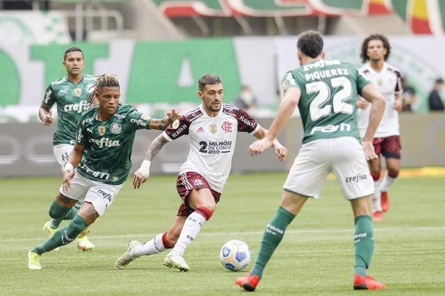 Arrascaeta em ação pelo Flamengo contra o Palmeiras pelo Brasileirão 2021