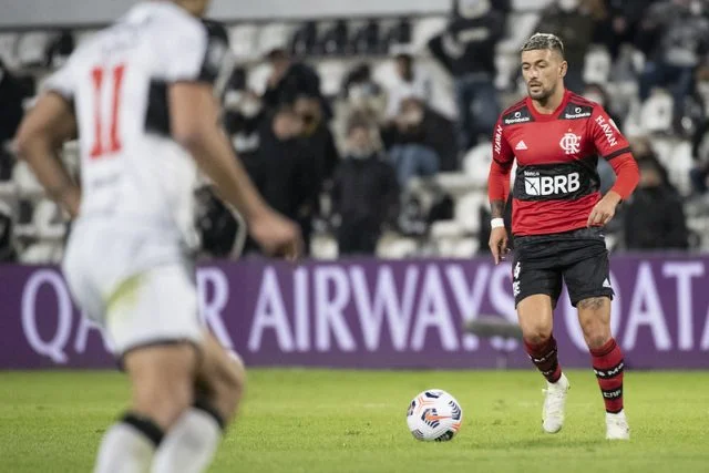 Arrascaeta em ação pelo Flamengo durante a partida contra o Olimpia pela Copa Libertadores da temporada de 2021