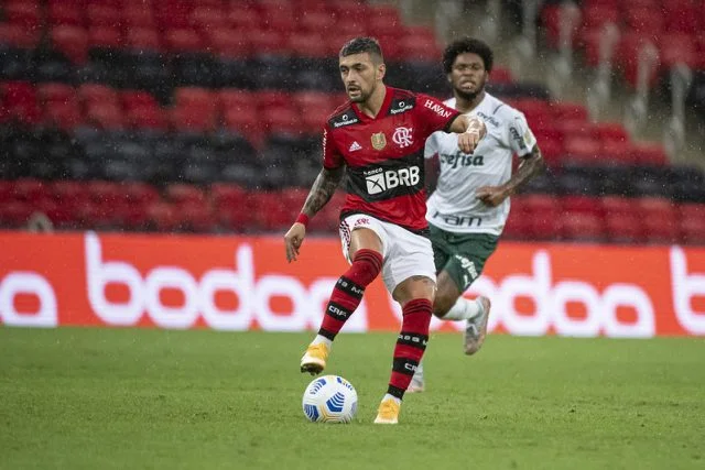 Arrascaeta em ação pelo Flamengo durante a partida contra o Palmeiras no Campeonato Brasileiro de 2021