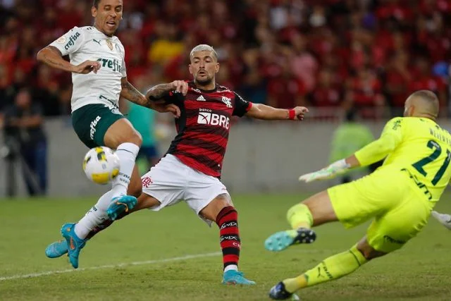 Arrascaeta em ação pelo Flamengo durante a partida contra o Palmeiras no Campeonato Brasileiro de 2022