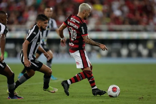 Arrascaeta em ação pelo Flamengo durante o jogo contra o Botafogo pelo Campeonato Carioca de 2022
