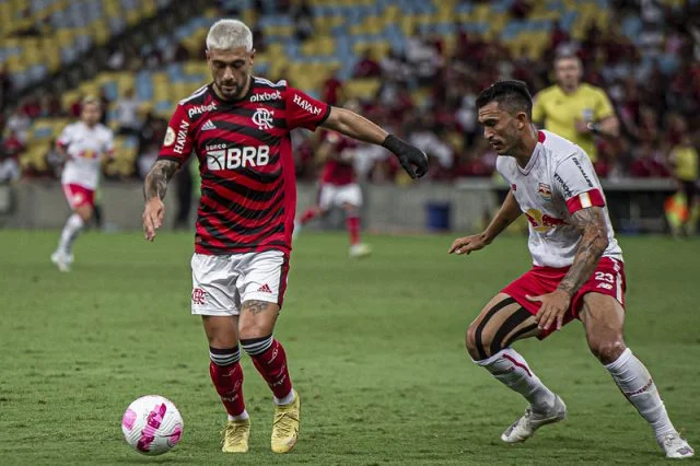 Arrascaeta em ação pelo Flamengo durante o jogo contra o Bragantino pelo Brasileirão de 2022 no estádio do Maracanã
