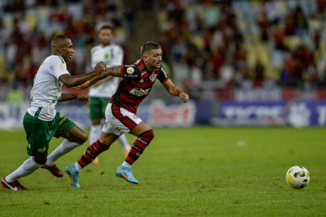 Arrascaeta em ação pelo Flamengo durante o jogo contra o Cuiabá pelo Campeonato Brasileiro de 2022