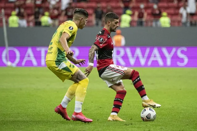 Arrascaeta em ação pelo Flamengo durante o jogo contra o Defensa y Justicia pela Copa Libertadores da temporada de 2021