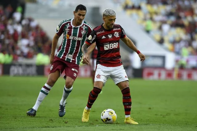 Arrascaeta em ação pelo Flamengo durante o jogo contra o Fluminense pelo Brasileirão de 2022