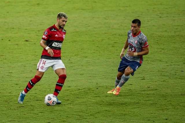 Arrascaeta em ação pelo Flamengo durante o jogo contra o La Calera na Copa Libertadores de 2021