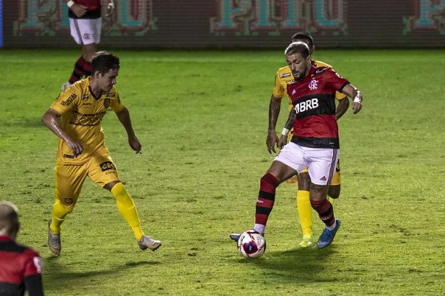 Arrascaeta em ação pelo Flamengo durante o jogo contra o Madureira no Campeonato Carioca de 2021