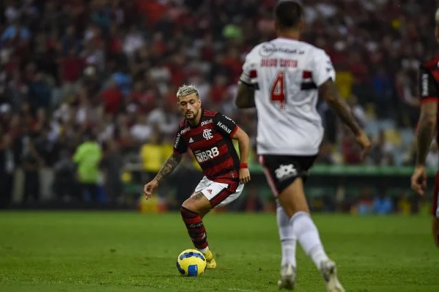Arrascaeta em ação pelo Flamengo durante o jogo contra o São Paulo pela Copa do Brasil de 2022