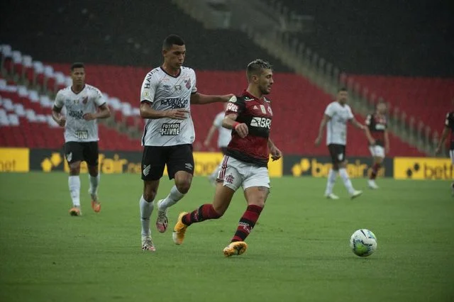 Arrascaeta em ação pelo Flamengo na partida contra o Athletico pelo Campeonato Brasileiro de 2020