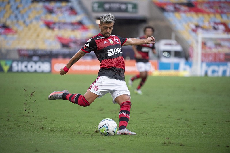 Flamengo volta a jogar bem, bate o Coritiba e dorme líder