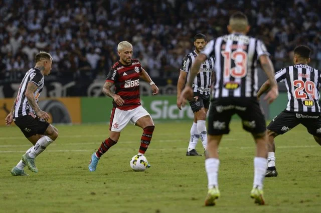 Arrascaeta em jogo do Flamengo contra o Atlético-MG pela Copa do Brasil