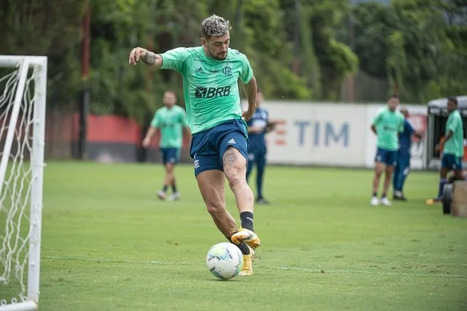 Flamengo treina pela manhã no Ninho sem Diego Alves e Michael nos gramados