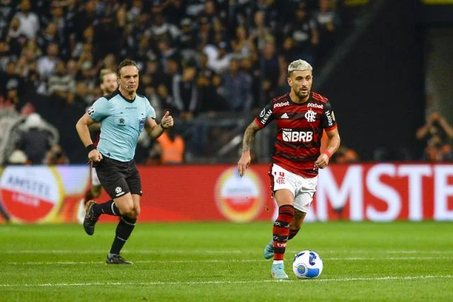 Árbitro Patrício Lostau e Arrascaeta em Corinthians x Flamengo pela Libertadores