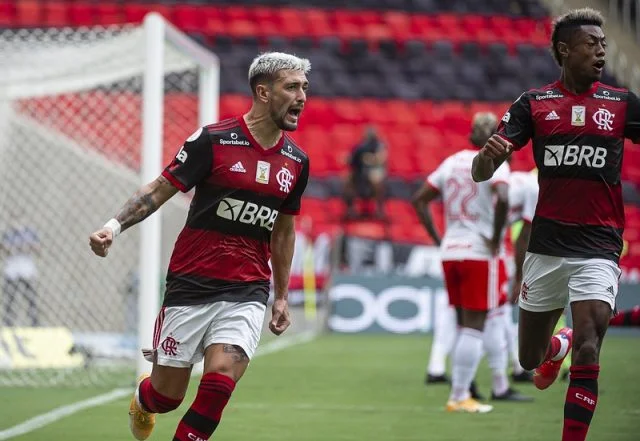 Arrascaeta vibra após marcar um gol na partida entre Flamengo x Internacional no Campeonato Brasileiro de 2020