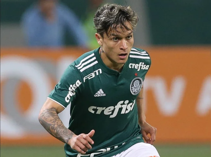 Comentarista afirma que o Flamengo deveria ter investido na contratação do atacante do Palmeiras