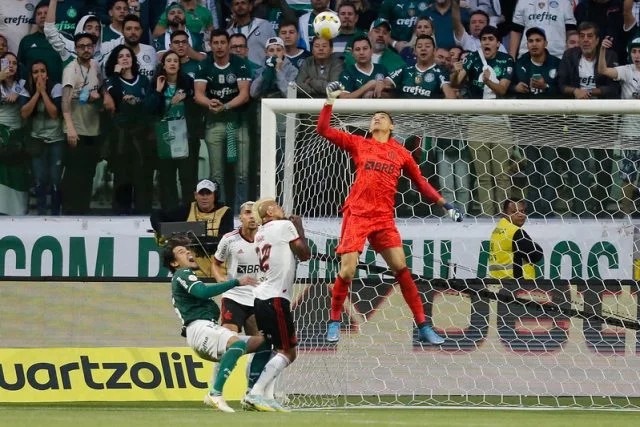 Arturo Vidal e Gustavo Gómez em jogo entre Flamengo e Palmeiras pelo Brasileirão