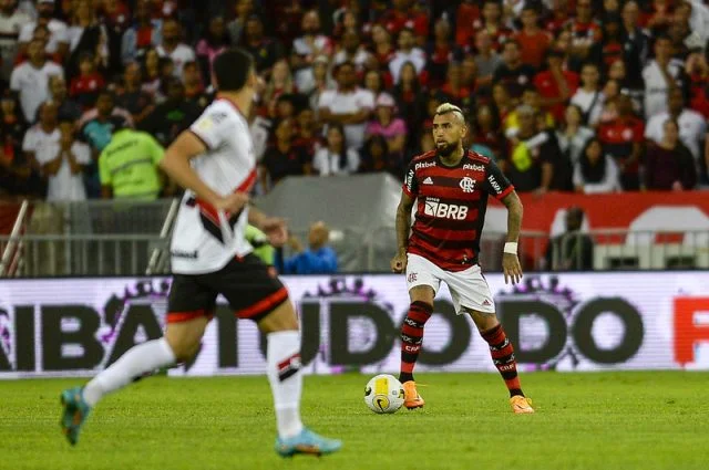 Arturo Vidal em ação pelo Flamengo durante o jogo contra o Atlético-GO pelo Campeonato Brasileiro de 2022