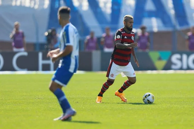 Arturo Vidal em ação pelo Flamengo durante o jogo contra o Avaí pelo Campeonato Brasileiro de 2022