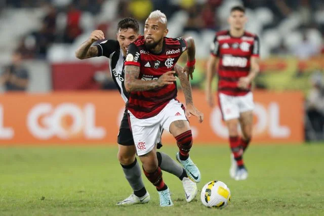Arturo Vidal em ação pelo Flamengo durante o jogo contra o Botafogo pelo Campeonato Brasileiro de 2022