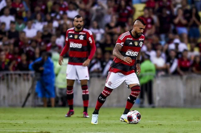 Arturo Vidal em ação pelo Flamengo no estádio do Maracanã durante o clássico contra o Vasco pelo Campeonato Carioca de 2023