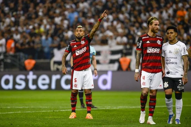 Arturo Vidal em jogo do Flamengo contra o Corinthians pela Libertadores