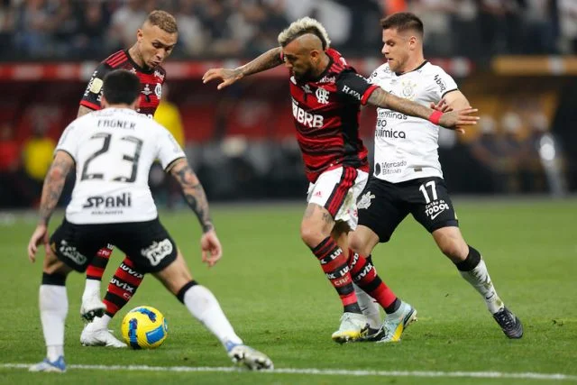 Arturo Vidal no jogo do Flamengo contra o Corinthians pela final da Copa do Brasil