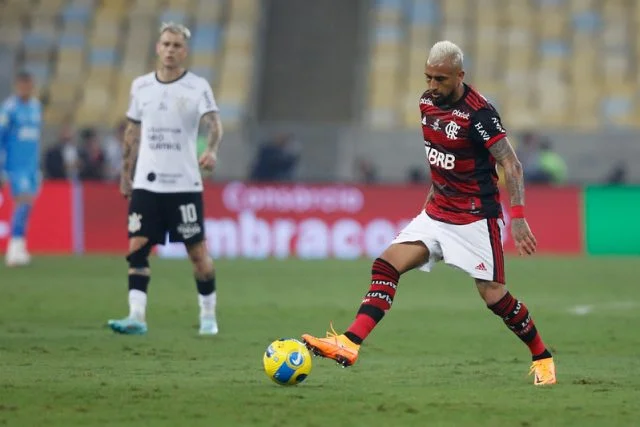 Arturo Vidal pelo Flamengo contra o Corinthians na final da Copa do Brasil