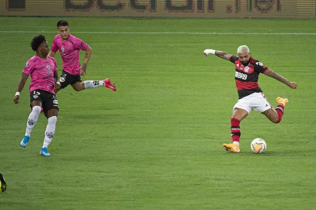 Atacante Gabigol em ação pelo Flamengo na partida contra o Independiente del Valle pela Copa Libertadores de 2020