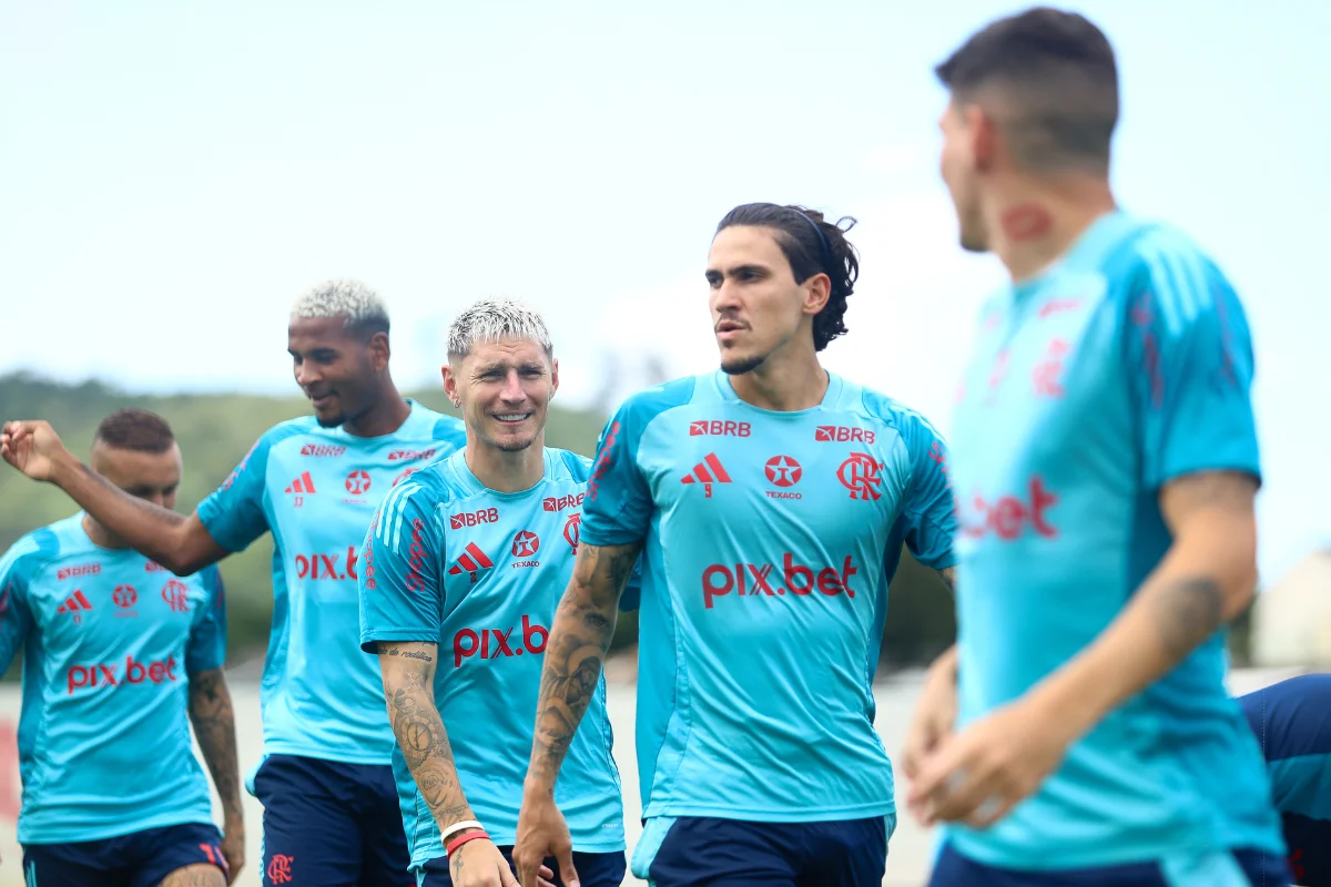 Ayrton Lucas, Pedro, Varela em treinamento no CT do Flamengo, Ninho do Urubu - Foto: Gilvan de Souza/CRF