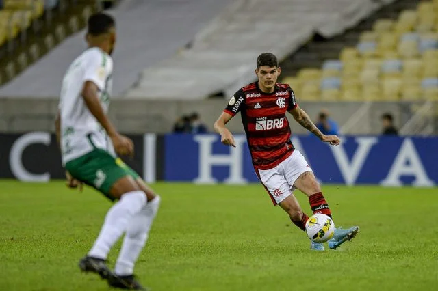 Ayrton Lucas em ação pelo Flamengo durante o jogo contra o Cuiabá pelo Campeonato Brasileiro de 2022