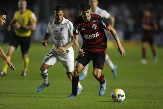 Ayrton Lucas em ação pelo Flamengo durante o jogo contra o Santos pelo Campeonato Brasileiro de 2022
