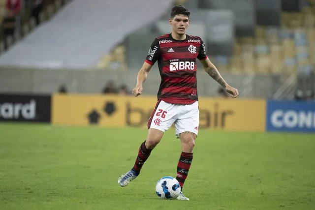 Ayrton Lucas em jogo do Flamengo contra a Universidad Católica no Maracanã