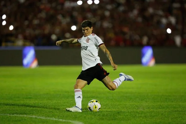 Ayrton Lucas estreia pelo Flamengo em jogo contra o Altos pela Copa do Brasil