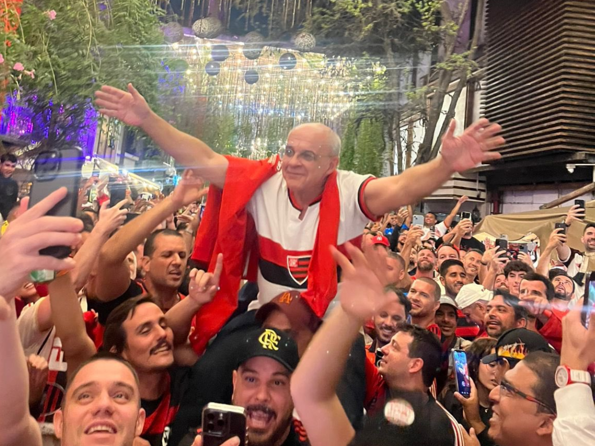 Bandeira de Mello nos braços da torcida do Flamengo em Lima, no Peru