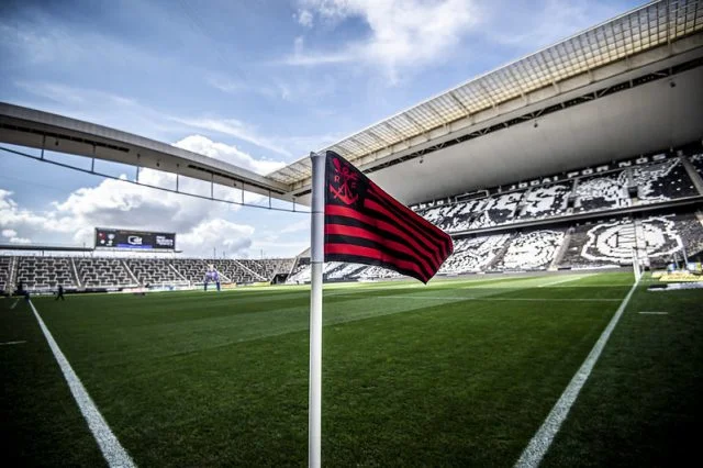 Bandeira do Flamengo no estádio do Corinthians antes do jogo contra o Fluminense pelo Campeonato Brasileiro de 2021